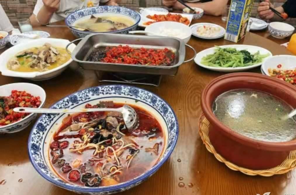 两亲家见面，终究把子女的婚事谈崩了。​男方妈妈开门见山的说：我们家买了房，也装
