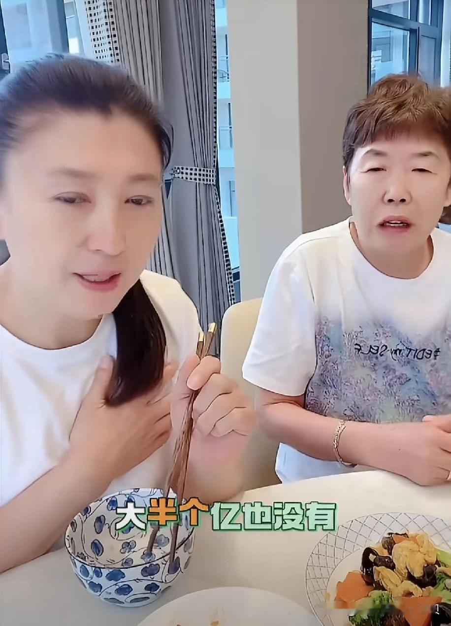 新浪是故意搞闫学晶吧？说人家哭穷卖惨。[笑着哭]我看了直播，人家自始至终也没有