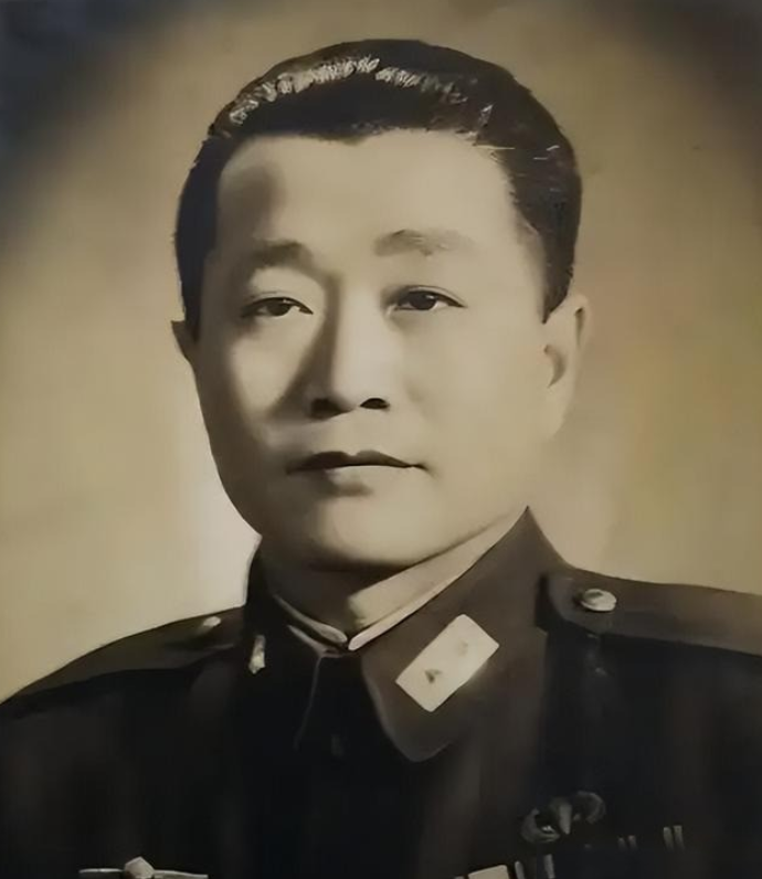 1946年3月，在北平住院的杜聿明准备割去的左肾，戴笠突然前来探望。当时的戴笠非