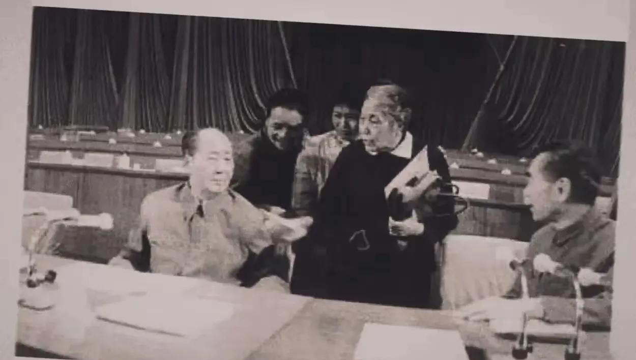 大会结束，蔡畅大姐去看望毛主席单独聊了一会，他们也是老战友了！大会结束后，大家