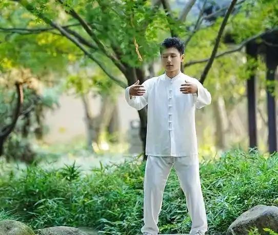 站桩不是蹲马步，是让身体自己找平衡。脚放宽点，膝盖别超脚尖，别硬撑，疼了就停。