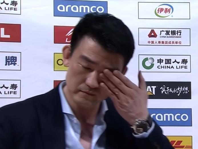 赛后王博一直哭个不停，换了两个记者采访，王博还没能停下来眼泪，看来王博真是压力太