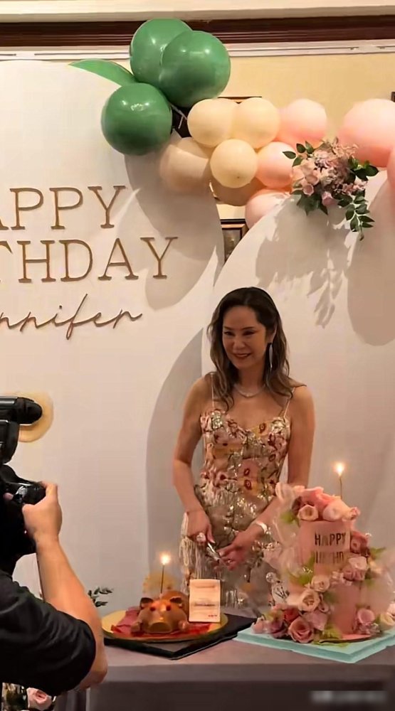 甄子丹岳母69岁生日照流出，一家子的状态，真不是单靠钱能堆出来的。碎花吊带裙，腰背挺直，笑容舒展。汪