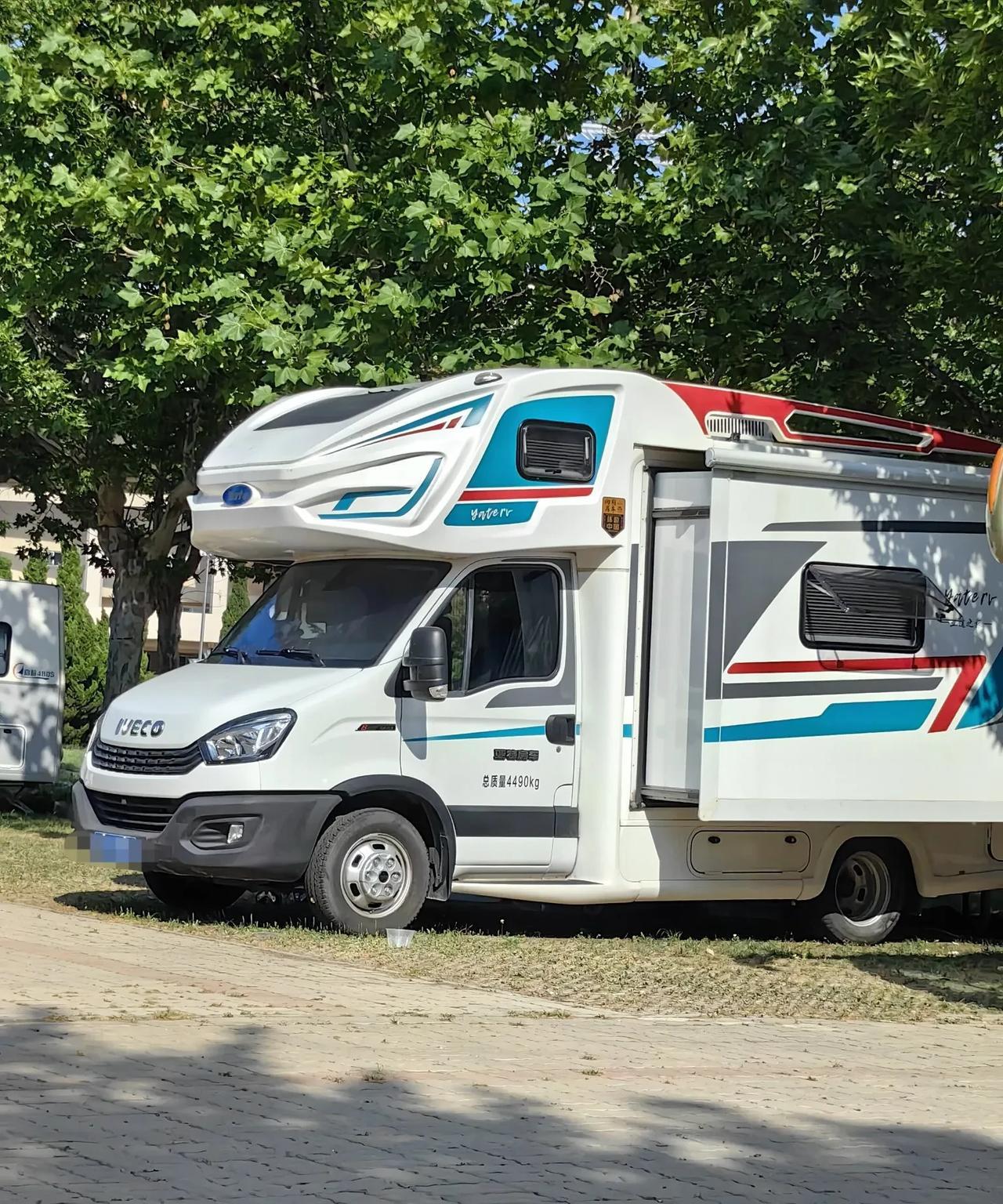 朋友老王退休后买了这部房车，和老伴旅游了一年多，彻底过瘾了，再也没有开着房车旅游