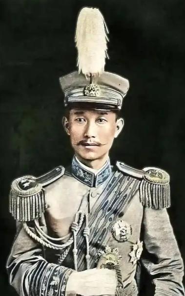 1916年，蔡锷死时才34岁，喉头溃烂说不出话，最后憋气而亡。不是谁害的，也不是
