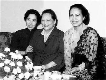 1981年宋庆龄病危，王光美为实现她未了心愿，立即驱车面见胡耀邦电话那头的