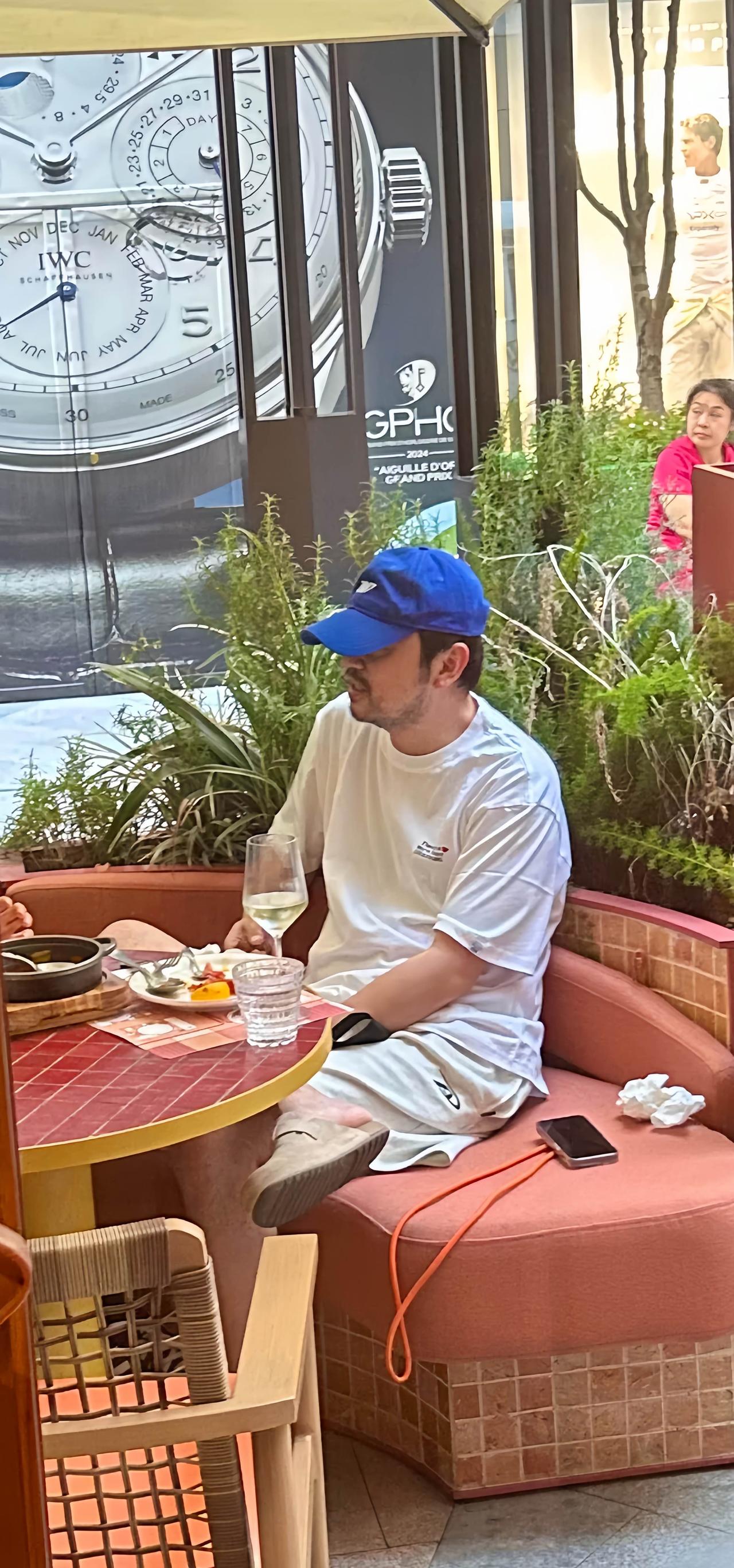 7月9日，有位在上海的网友偶遇雷佳音，他戴着棒球帽，穿着拖鞋坐在那里吃饭的画面。