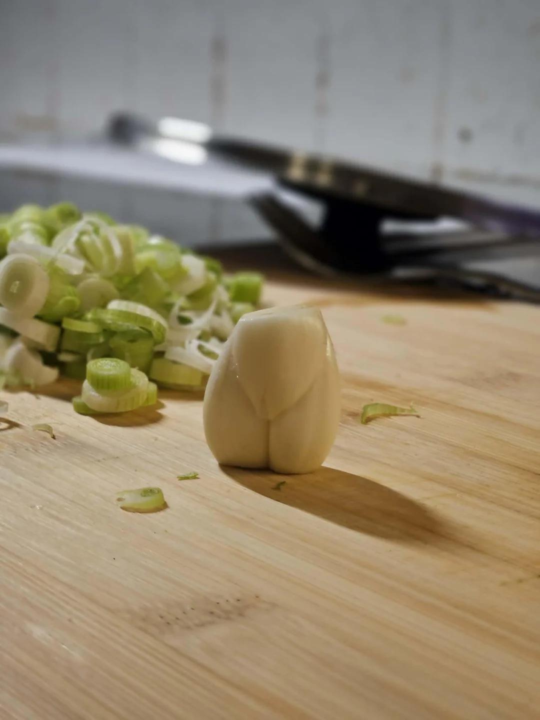 这颗大蒜长得像一位女士。