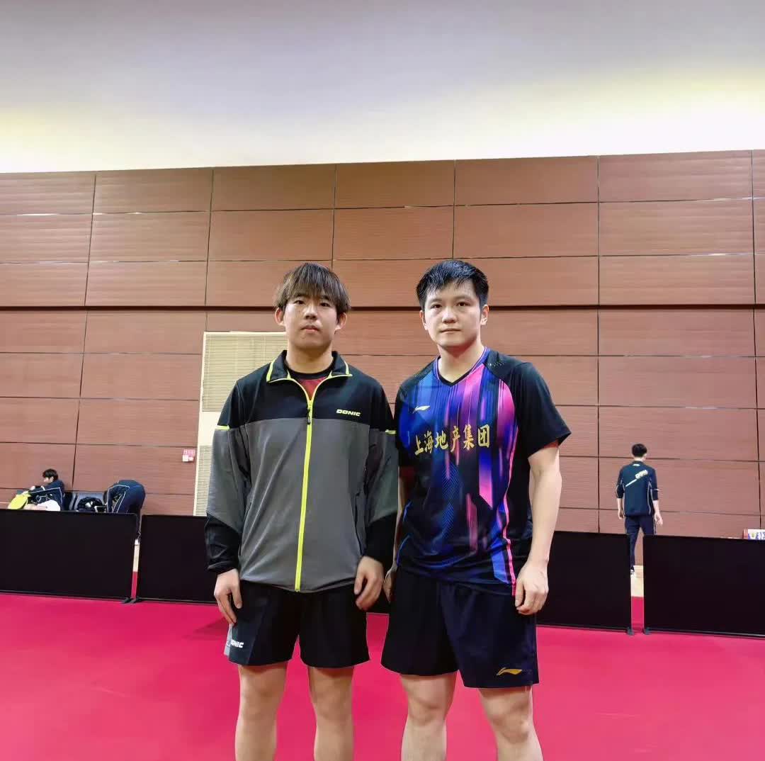 樊振东、王曼昱、林昀儒与乒超联赛陈静俱乐部队员王阳合影。小哥挺会选人，一看就