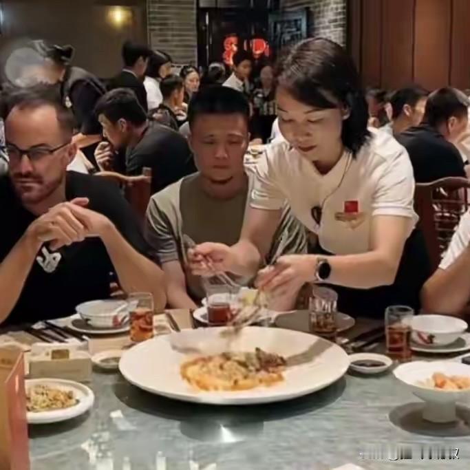 昨天广东全运男篮从东莞做大巴到佛山顺德，今晚就迎战西班牙赫罗纳队，这热身赛强度直