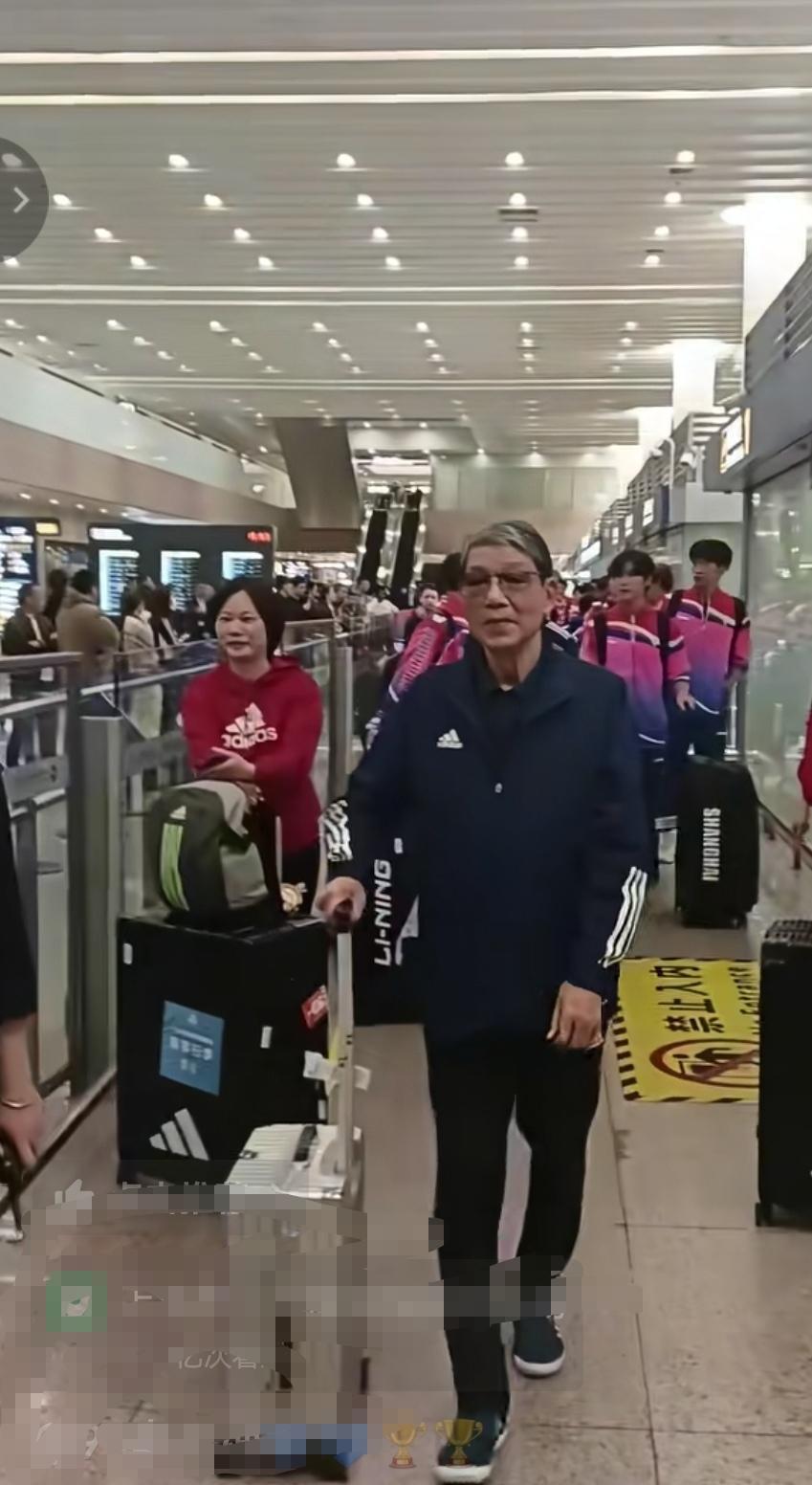 徐根宝回到上海！现场众多人来接机！但没看到武磊！尽管这次没有拿到金牌！但还是得到