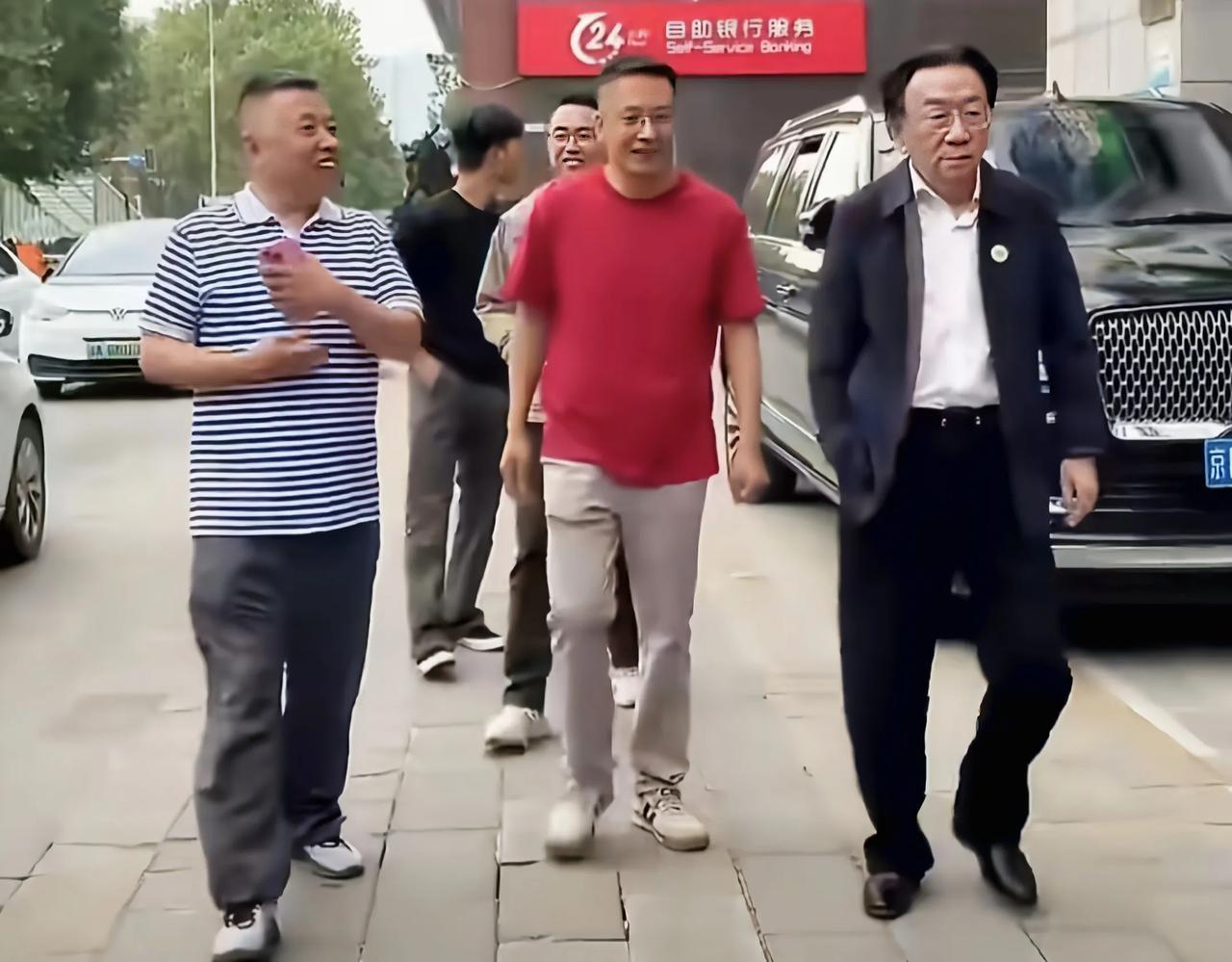 侯门相声传人，侯耀华老前辈现身石家庄，前往洪顺曲艺社指导工作侯耀华先生最近去