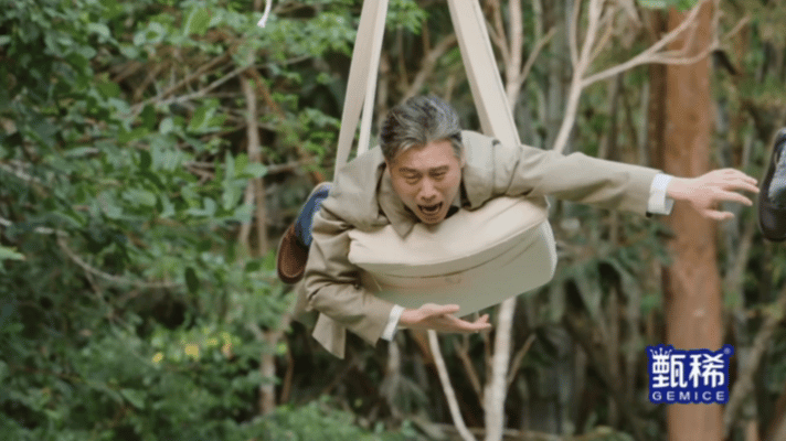 李乃文吓的面相都变了李乃文被吊上去那一瞬间，面相真变了，不是演的，是吓的。哈哈哈