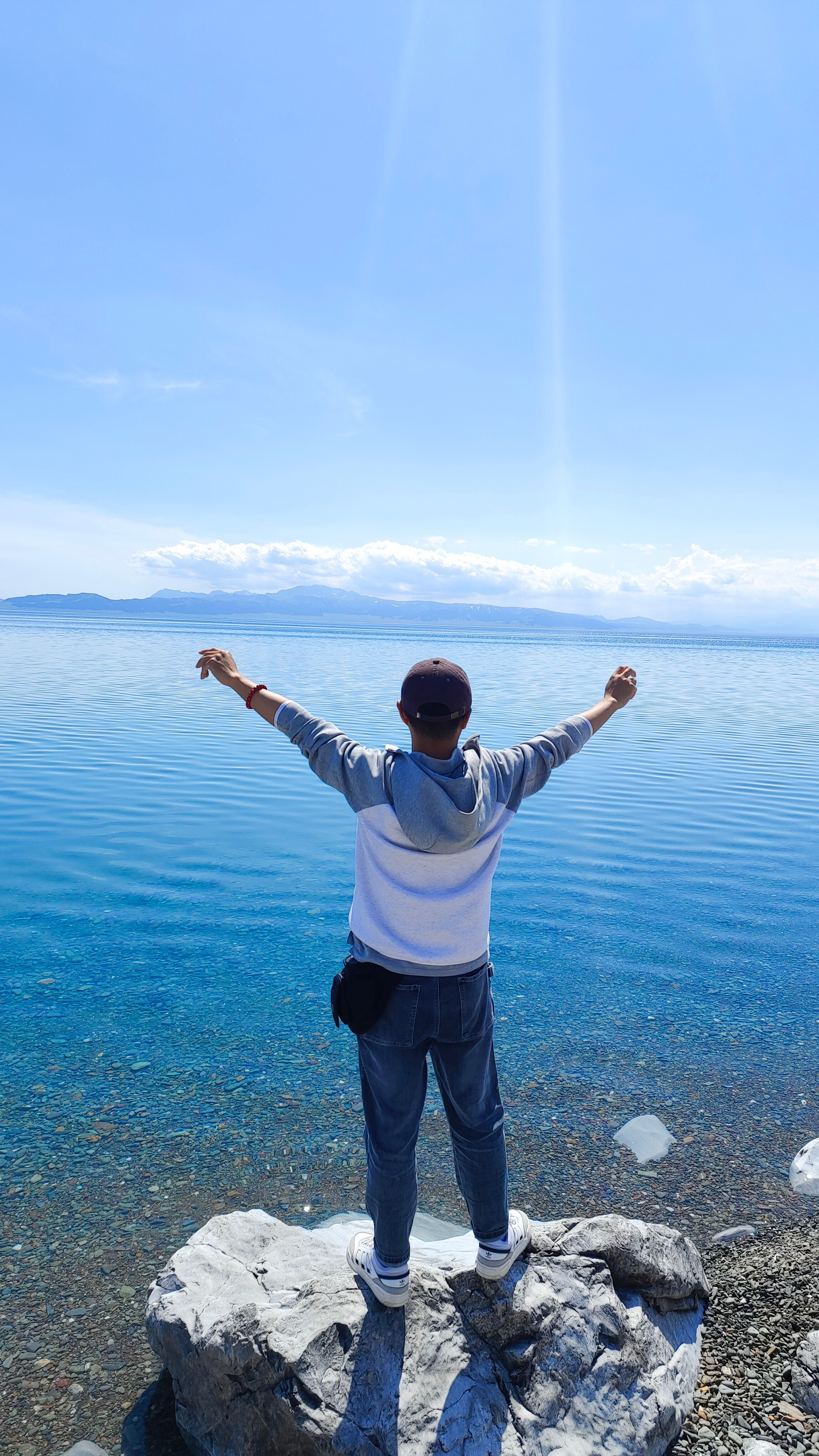 赛里木湖发几张在赛里木湖旅游的照片，远处还在下雨，都能看到云底下的雨帘，这是一