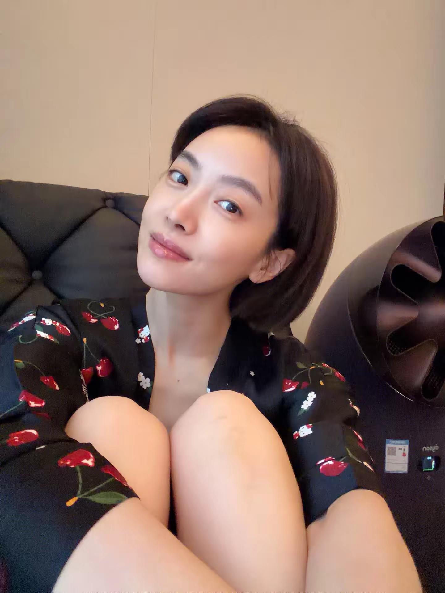 西西更新，节假日都睡懒觉了吗。宋茜宋茜victoriaSilkyMiracle睡衣家居服