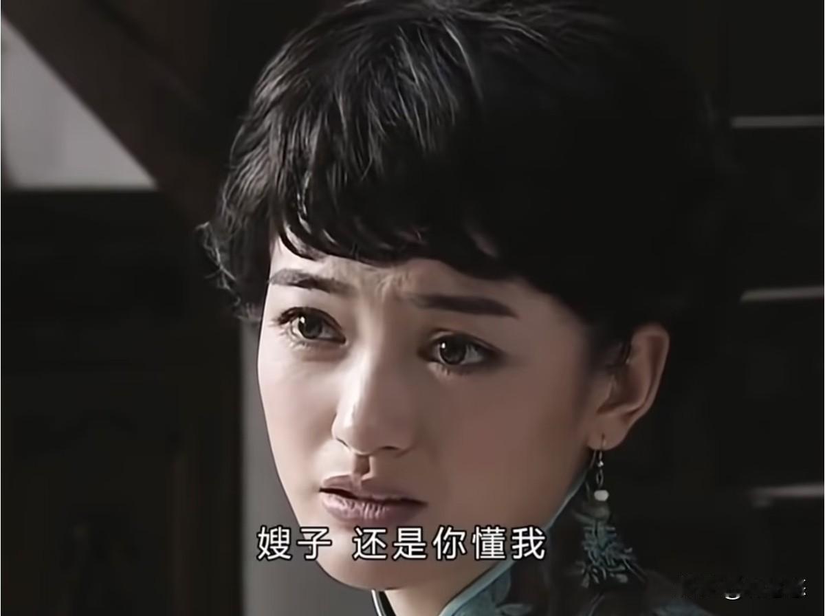 《潜伏》里的晚秋有一种淡淡的疯癫和萌萌的抽象，分寸把握得很巧妙，演员的亮晶晶大眼