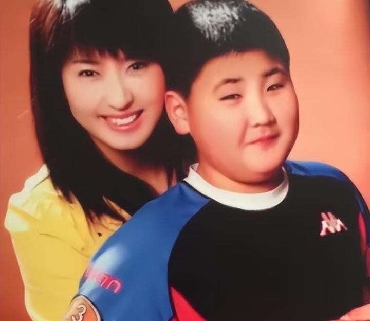 眼泪还在脸上挂着，儿子已经坐在了导演的沙发上。三年，五部戏，没走过一次公开试镜