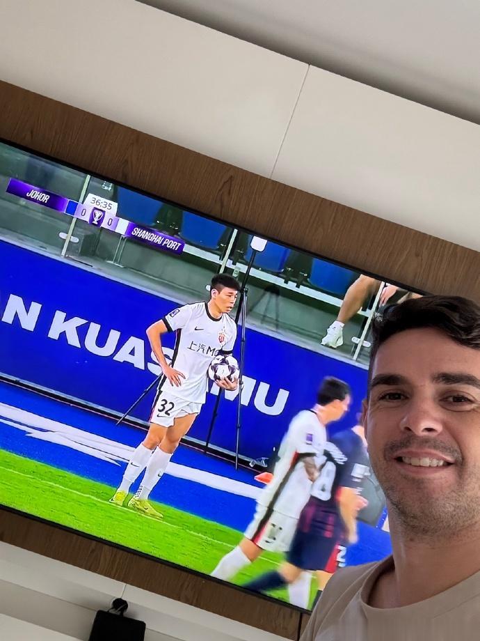 奥斯卡晒观看海港比赛照片, 配文“为自己主队加油的球迷”