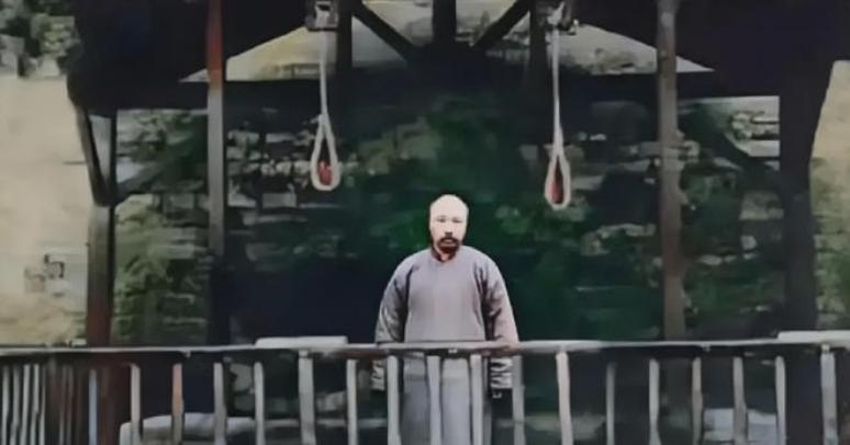 1927年，李大钊被刽子手绞刑架。1927年4月28日京师看守所的院子里，七