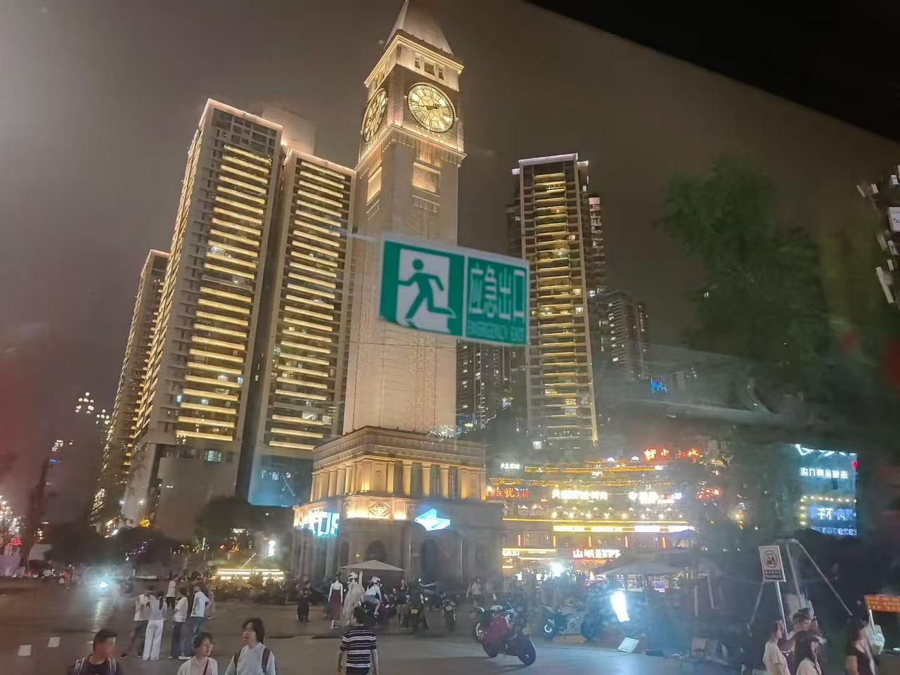 重庆旅游，朝天门夜景游玩攻略！📍渝中区朝天门广场（紧邻来福士）✨打卡景点：