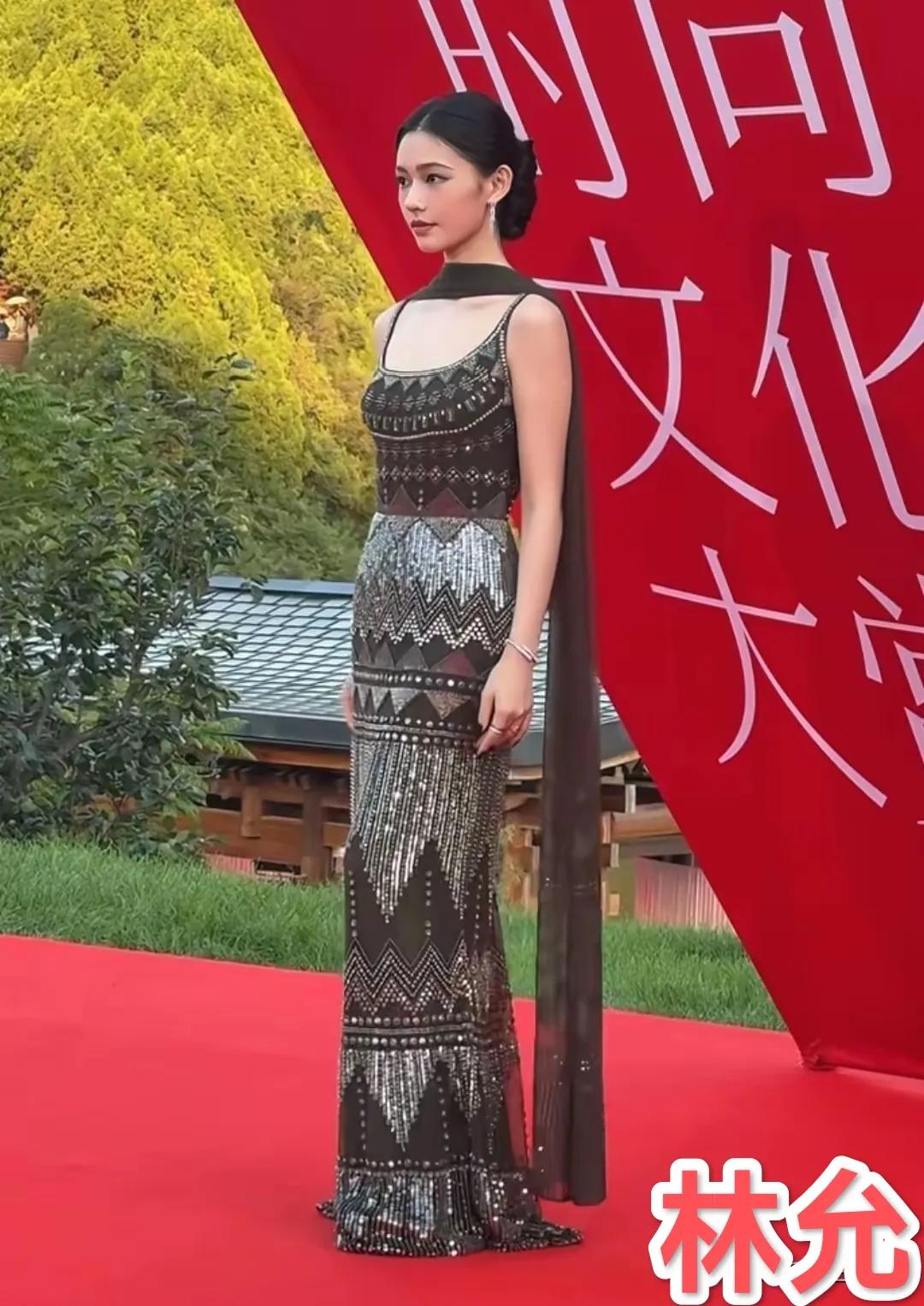 北京这一夜的室外红毯，无美颜没滤镜，真实颜值太真实了看到董璇依旧穿紧身的礼服，