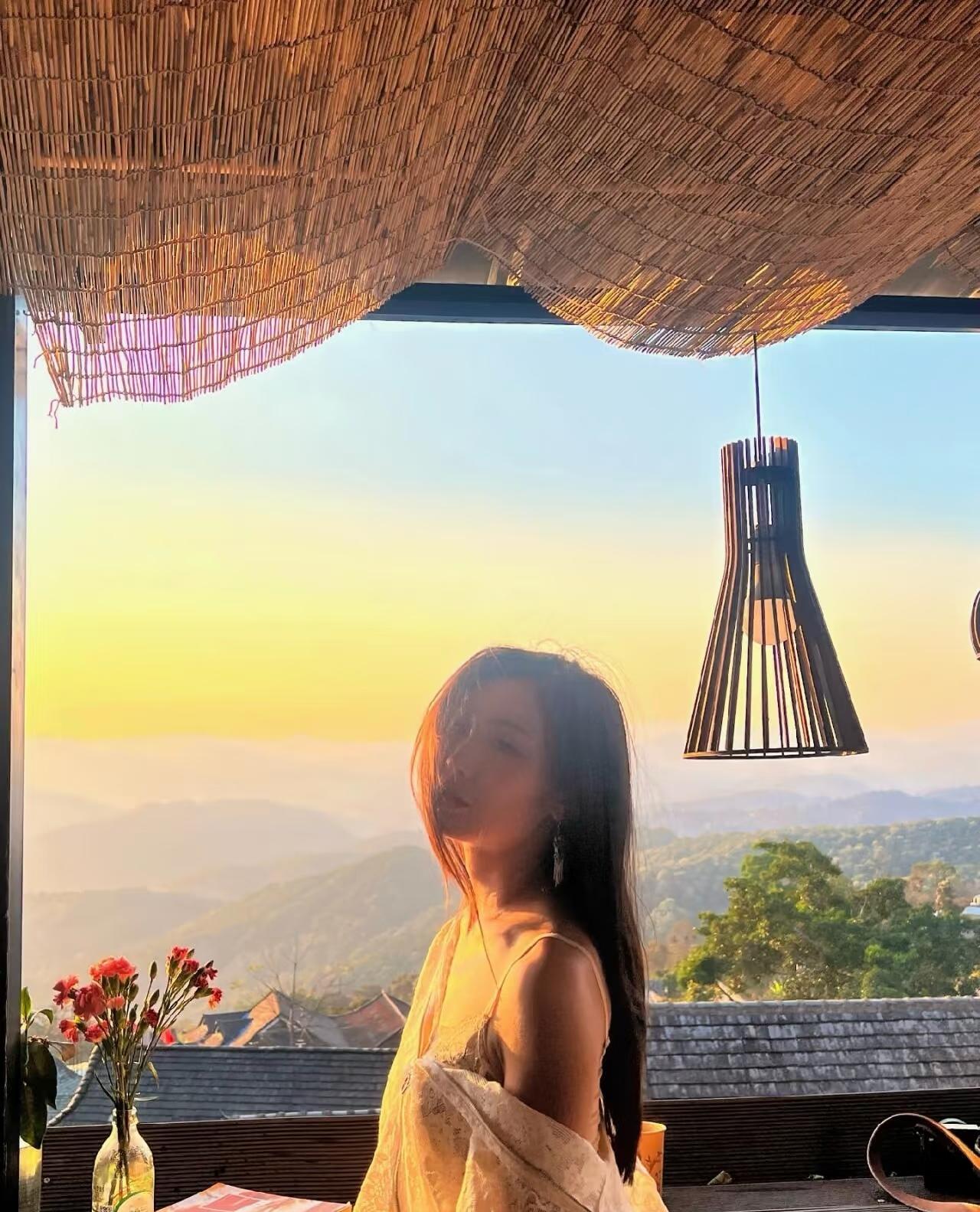 与妻大吵后我飞去非洲维和，3年后回国，看见接机口的身影愣住了接机口人挤人，我
