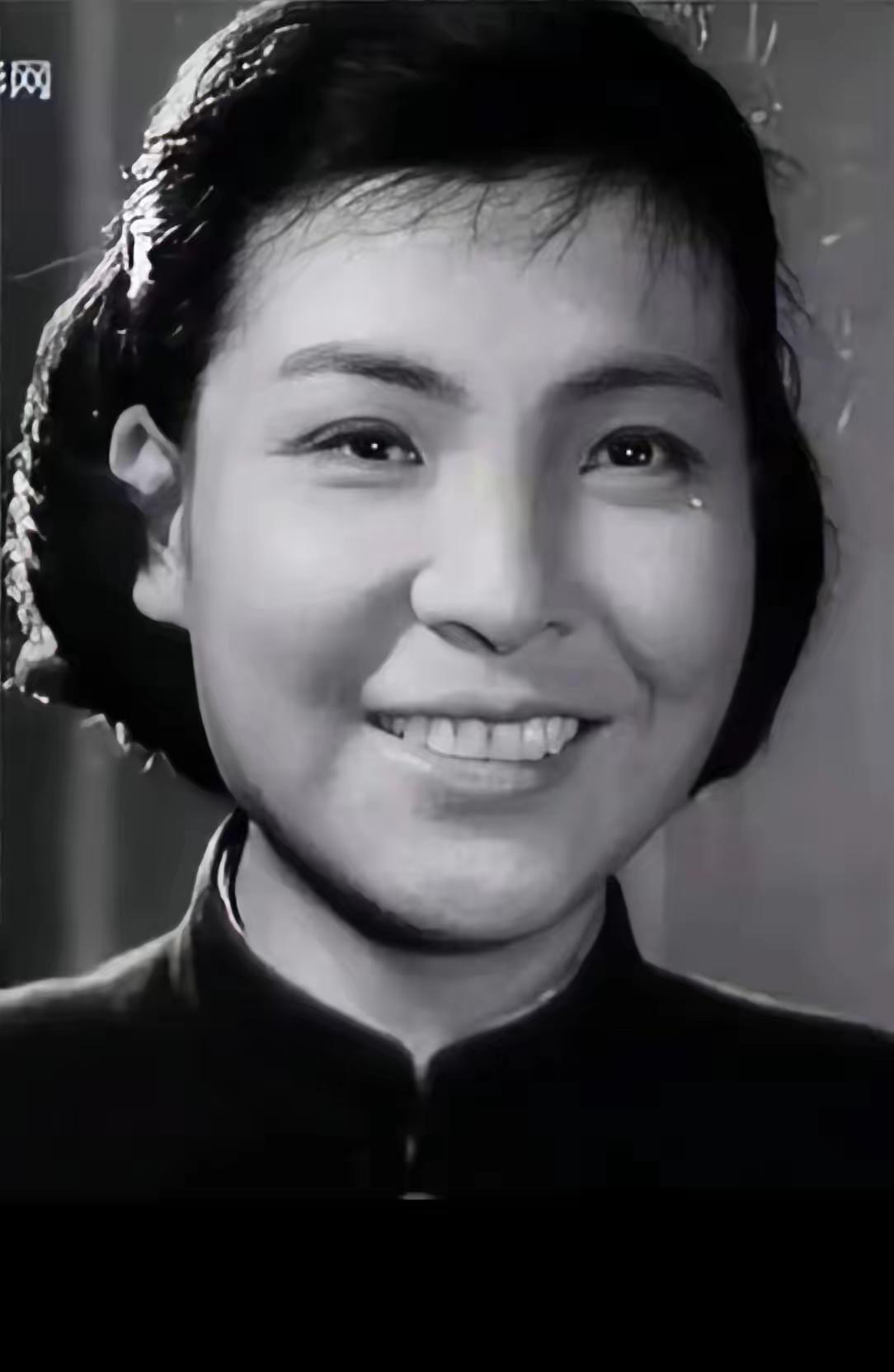 她，(1932一2020)，黑龙江人，原工程兵文工团话剧演员。1959年《天山歌