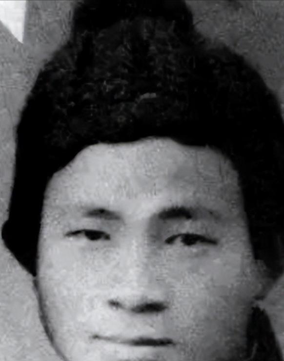 1941年，一名15岁的男孩在上厕所时，发现墙缝里似乎藏着什么东西，他用手把泥巴