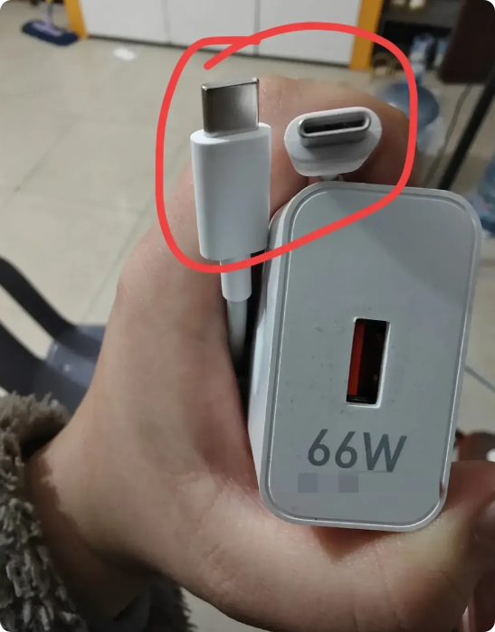 河南，一名男子的手机充电线坏了，于是就到实体店买了一根。在买的时候，男子没有太仔