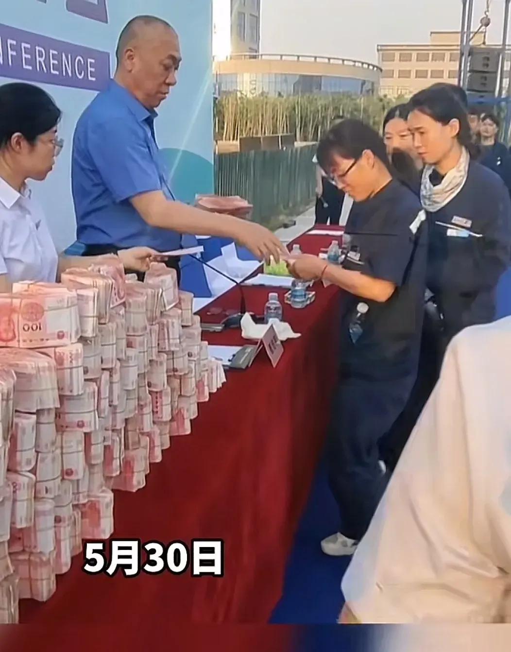 “你们老板啥本事没有，就会发钱！”说完这句话，河南矿山集团老板崔培军大手一挥说，