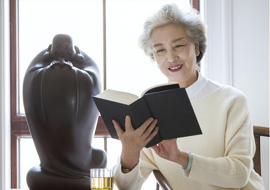 医生提醒：过了70岁，要少散步，多做2件事，许多老年人不重视70岁之后，散步