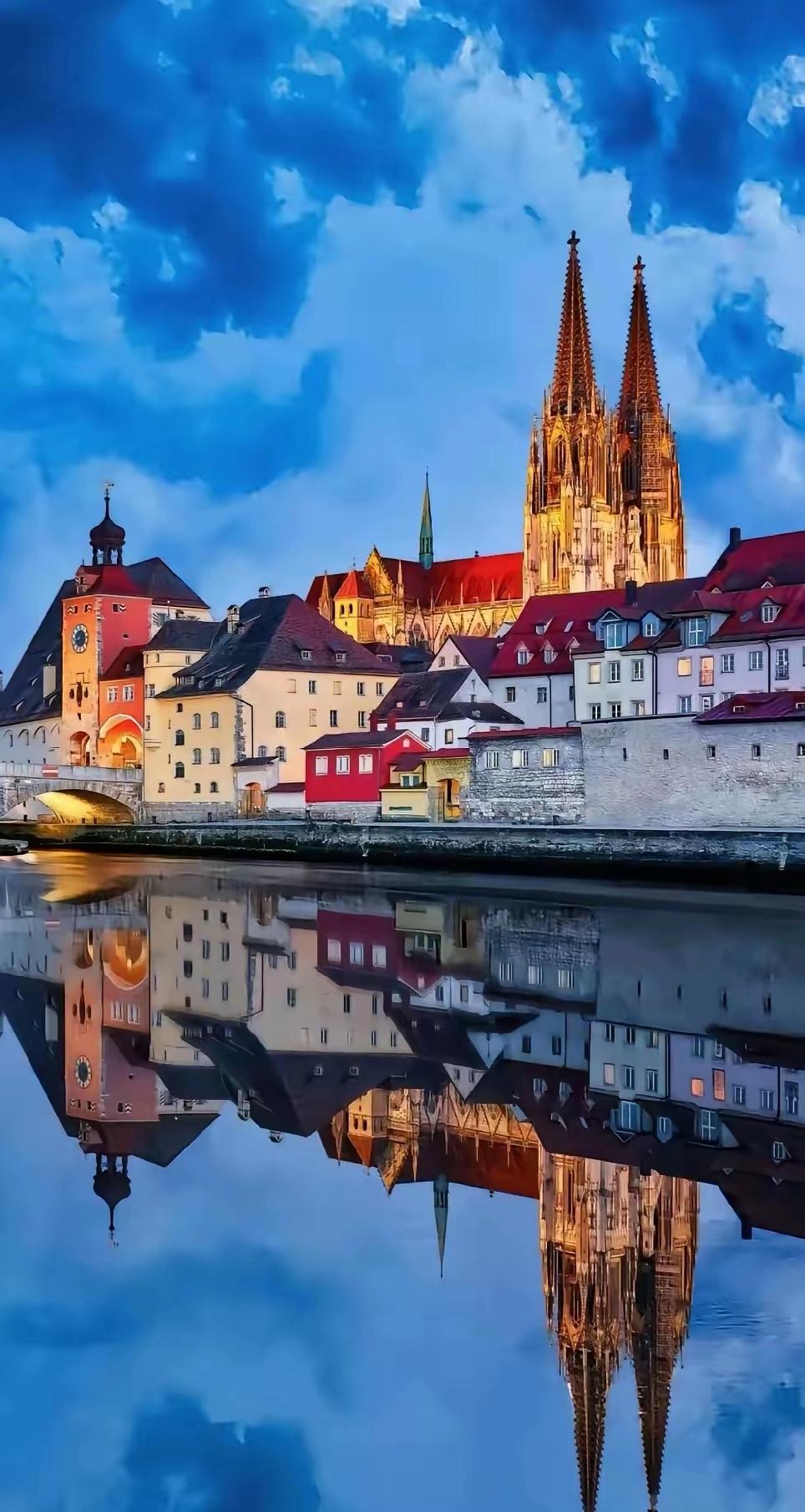 出租车司机说：“我拉过形形色色的乘客，发现一个规律：越是坐在后排指点江山、大谈