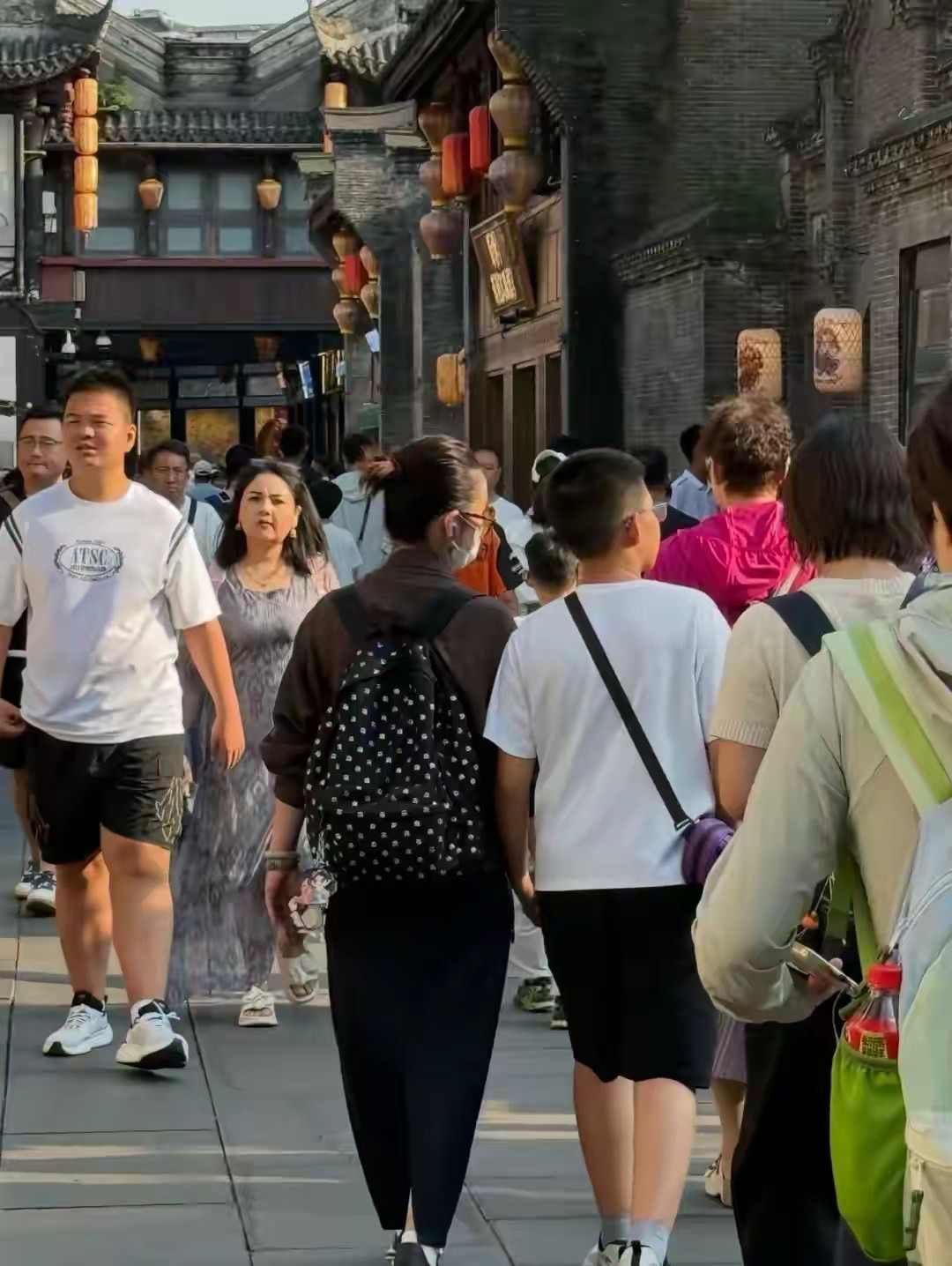 偶遇秦海璐带儿子出游，母子俩牵手热聊感情好，11岁儿子很像爸爸