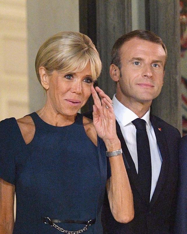 布丽吉特好好打扮都显得干巴巴，穿上泳衣就更显枯瘦老了。不太相信马克龙和她如今还有