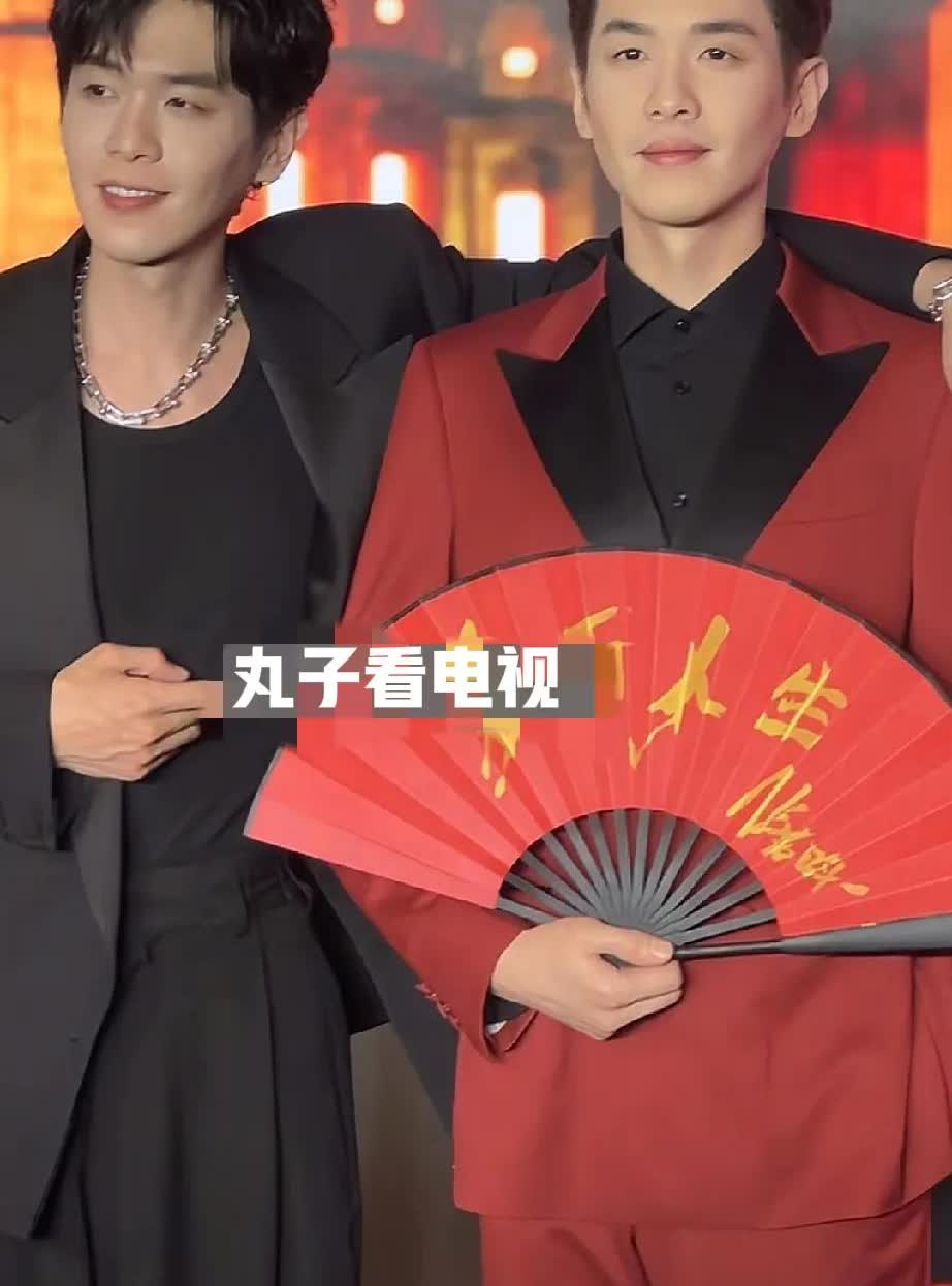 我一开始寻思这红色衣服的张若昀和谁合照呢？往左边一看……妈耶这个太像了，第一
