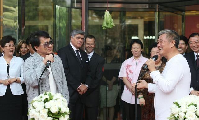 2014年，成龙高调举办60岁寿宴，成龙打电话给赵本山：“赵兄，过几天就是我60