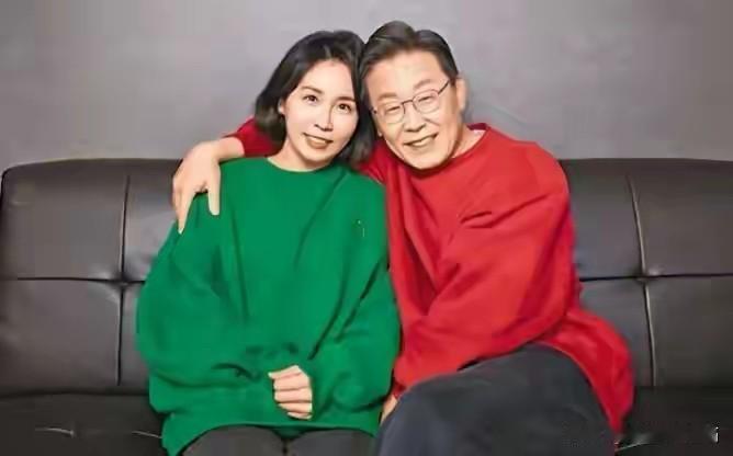 你们能出来这是韩国总统李在明夫妇？他们真的太恩爱了？相濡以沫，共同努力。[比心]李