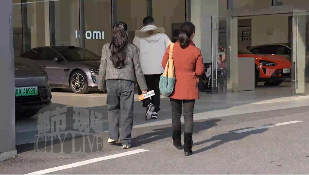 小米汽车园又摊上事了！南昌，车主苦等了半年提小米新车，没出店门就翻车了，后备箱死