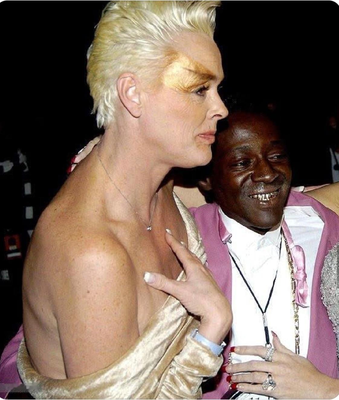 史泰龙前妻好强壮啊，大高个，大手大脚，那手臂真长手腕过胯了吧。明星都有妆容、滤镜