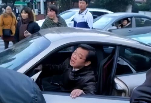 2016年，相声演员大兵开着280万的保时捷，和骑电动车的老人发生了争执，交警赶