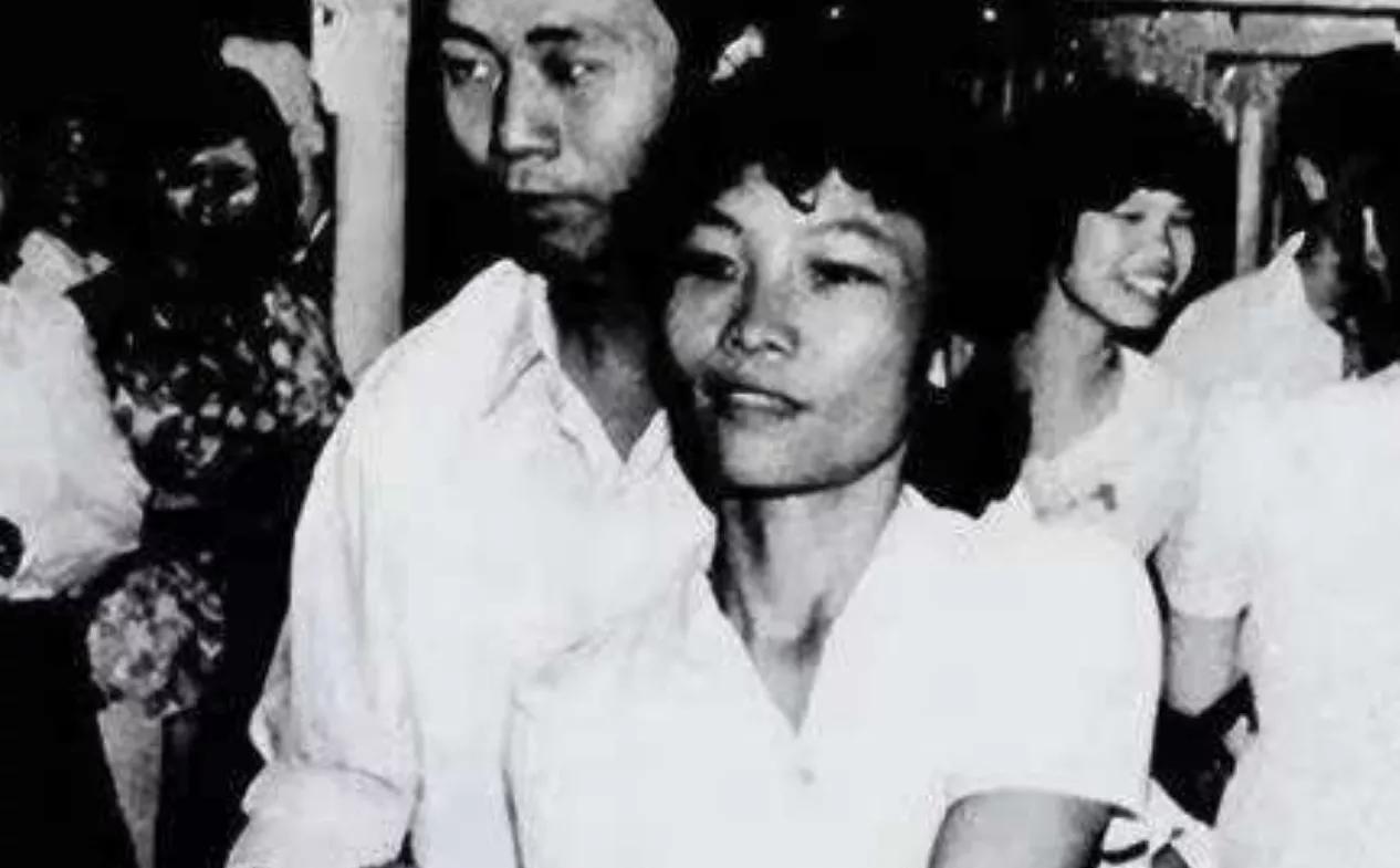 1977年7月24日，江苏如东县北郊刑场。32岁的汤兰英穿着白衣，站在人群前，枪