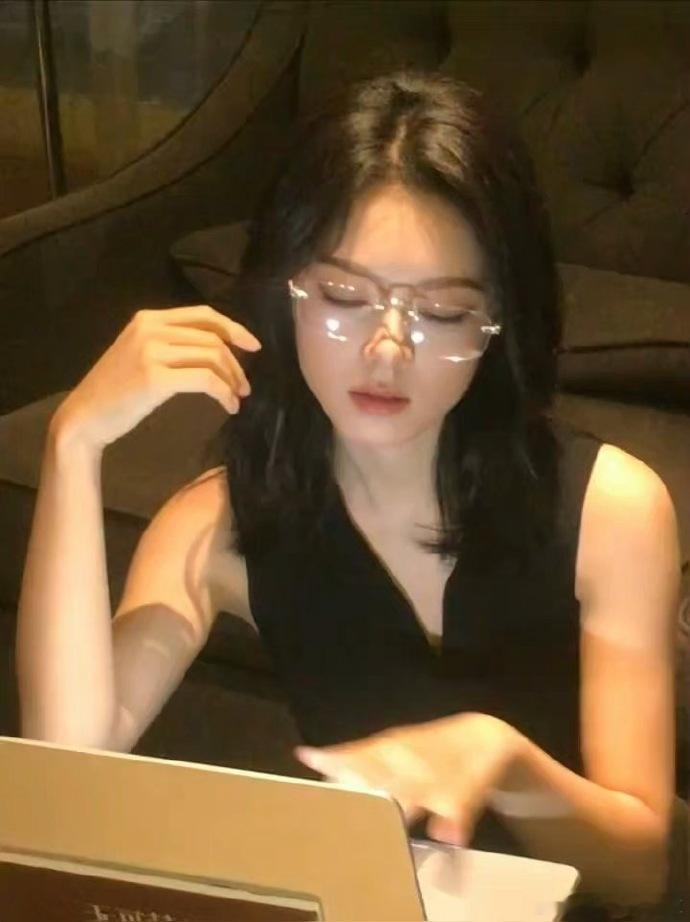赵今麦姐感好浓赵今麦无框眼镜姐感暖光下的赵今麦好绝，无框眼镜衬得眉眼格外柔和，安