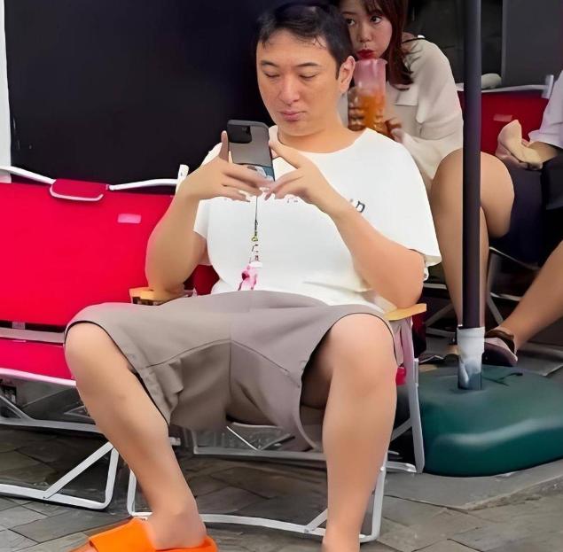 王思聪今非昔比！为何如此松弛？王思聪现身日本便利店，他买东西的照片被