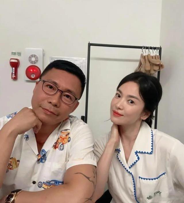 宋慧乔离婚后与男友人亲密自拍，穿白衬衫扎马尾，嫩得像个水蜜桃