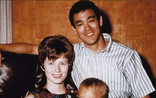 1973 年 7 月 20 日，李小龙刚刚去世，徒弟汤姆就光速和新婚妻子离婚，然