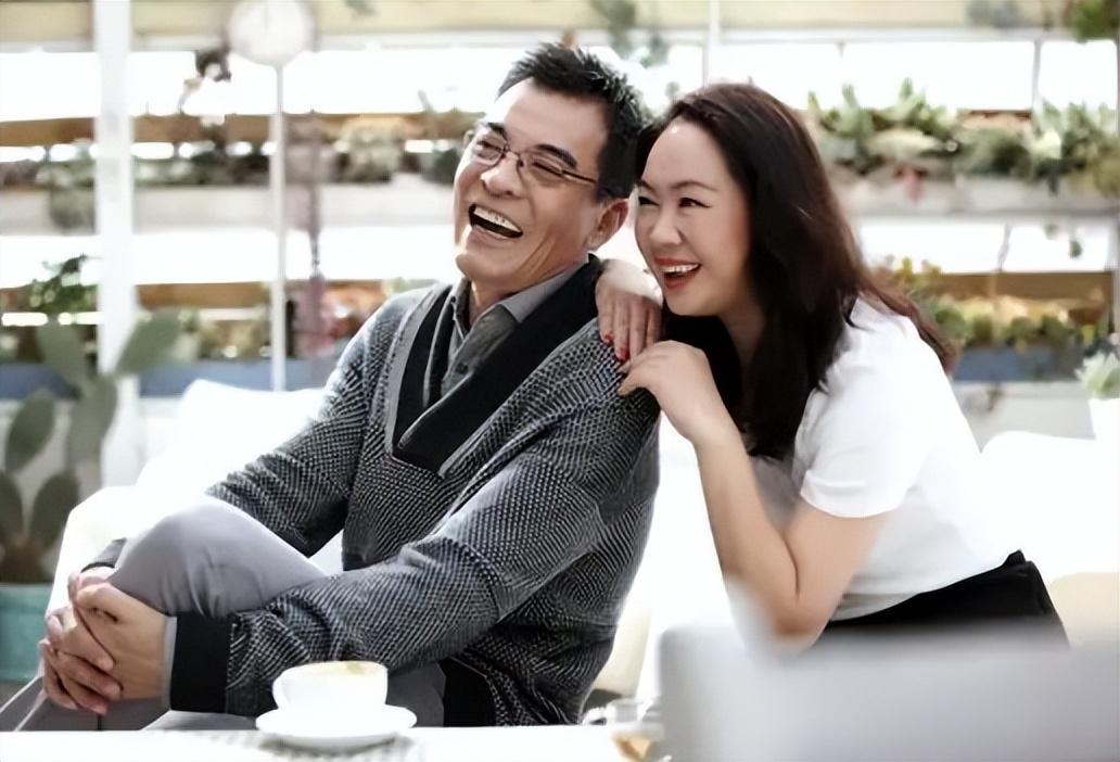 何晴的初恋刘威娶得小娇妻生得贵子，他一副有子万事足的模样，看起来生活惬意得很。