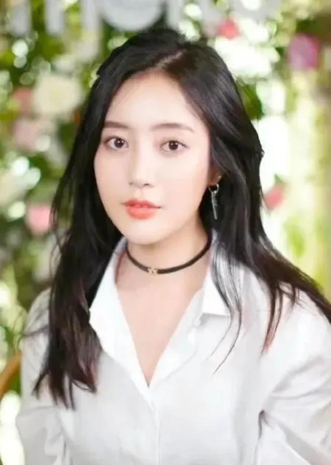 胡杏儿有着别样魅力，她文尔雅致，尽显时尚婉约之态；又性感妩媚，散发迷人风情。一组