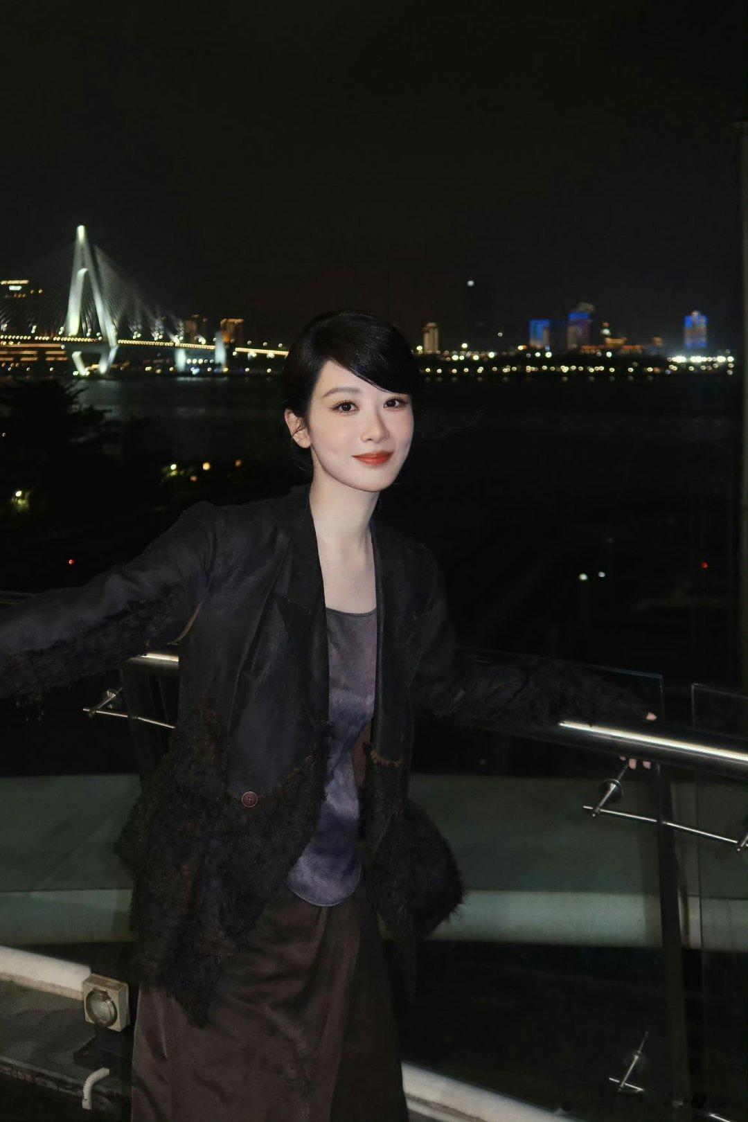 杨紫冬至营业照，斜刘海彻底爱上了