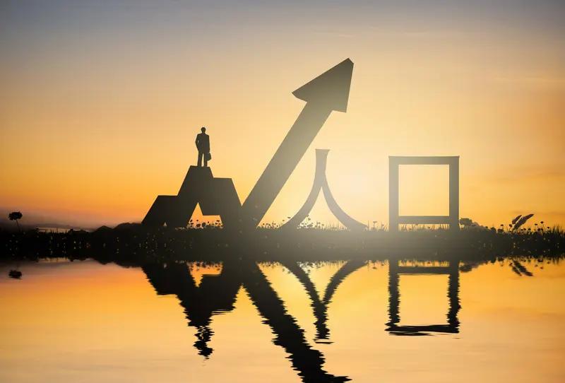 未来几年人口是否会断崖式下降还真不好说。2022年就提前出现了人口负增长，减少