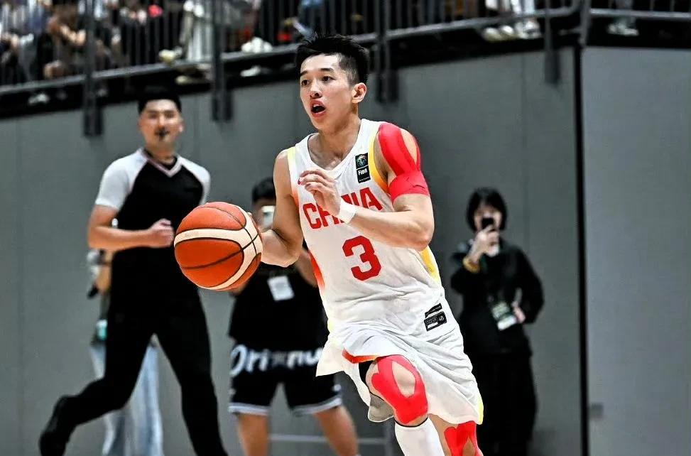 中国u19男篮核心后卫，遇到法国表现糟糕，杨溢8分钟2分4次失误央视体育解说都